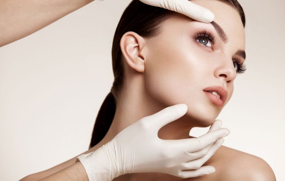 pakar kosmetologi memeriksa kulit muka sebelum peremajaan
